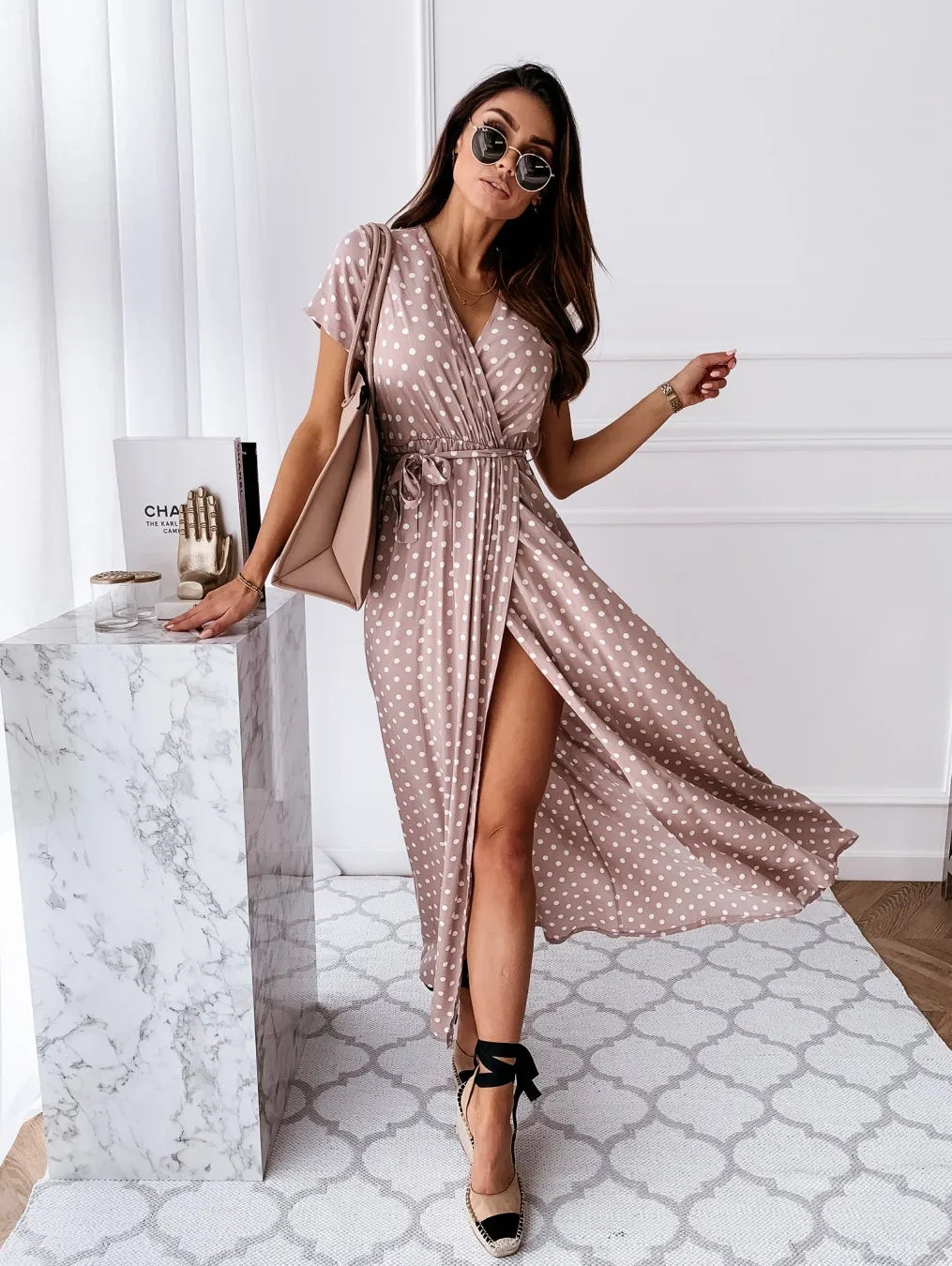 Vestido Valeria – Vestido Largo Casual con Escote en V y Estampado de Lunares.