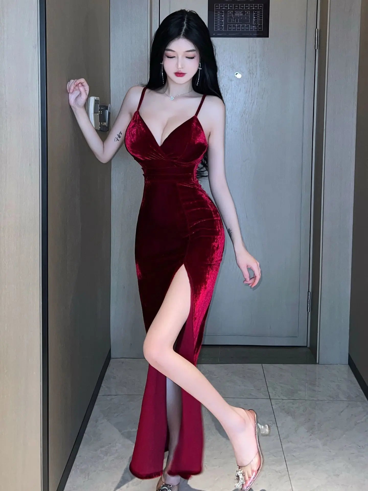 👉 Vestido Negro Elegante con Abertura Lateral